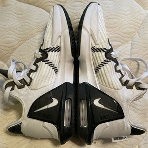 Sz 8.5 Men’s Nikes